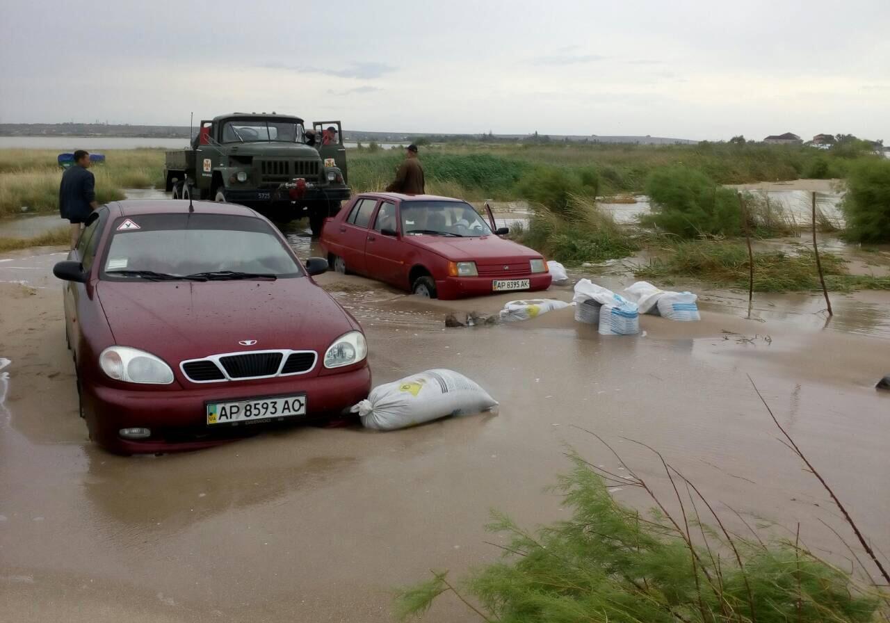 Новость - События - В Бердянске из-за непогоды море затопило дорогу: автомобили оказались в ловушке