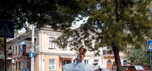 Прямо в платьях: в Одессе невесты рисовали дорожную разметку