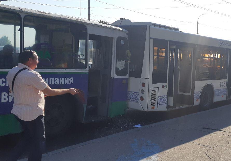 Новость - События - Отказали тормоза: возле плотины троллейбус врезался в новый автобус