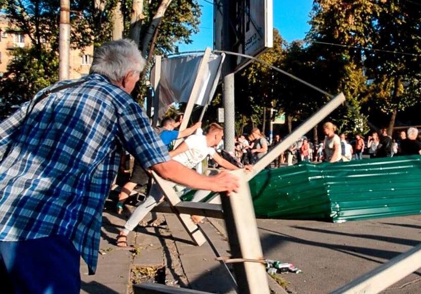 Новость - События - Прямая трансляция: участники Нацкорпуса и активисты снесли забор в сквере Яланского
