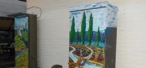 Снова взялся за дело: Харьковский разукрашивает трансформаторные будки по проспекту