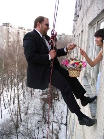 Женихи все реже придумывают что-то экстроординарное для свадьбы
Фото http://www.unassvadba.ru/