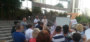 Акция против строительства ТРЦ: возле офиса Владимира Кальцева протестовали активисты