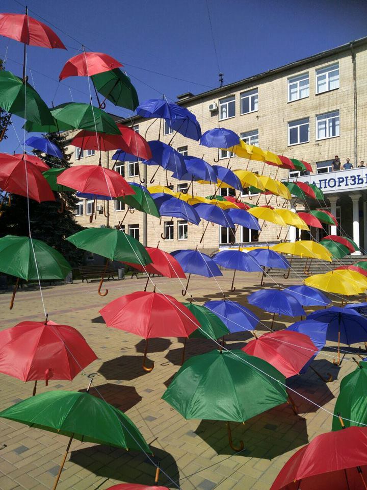 Аллея парящих зонтов в Запорожье у ЗНУ.  Все фото: центр культуры ЗНУ