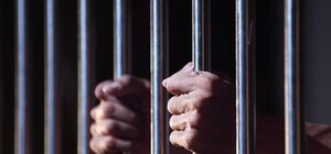 Резали вены и устраивали беспорядки: в прокуратуре рассказали про бунт заключенных в изоляторе