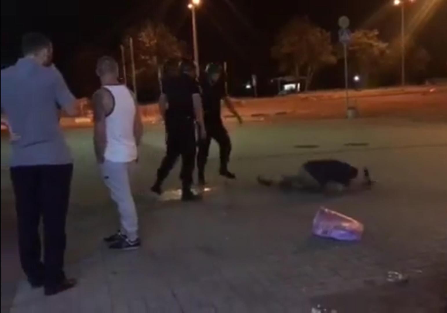 Новость - События - Избили и повалили на землю: возле "Амстора" охранники напали на мужчину (ВИДЕО)