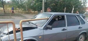 За миллиметр от смерти: в Бердянске труба пронзила автомобиль