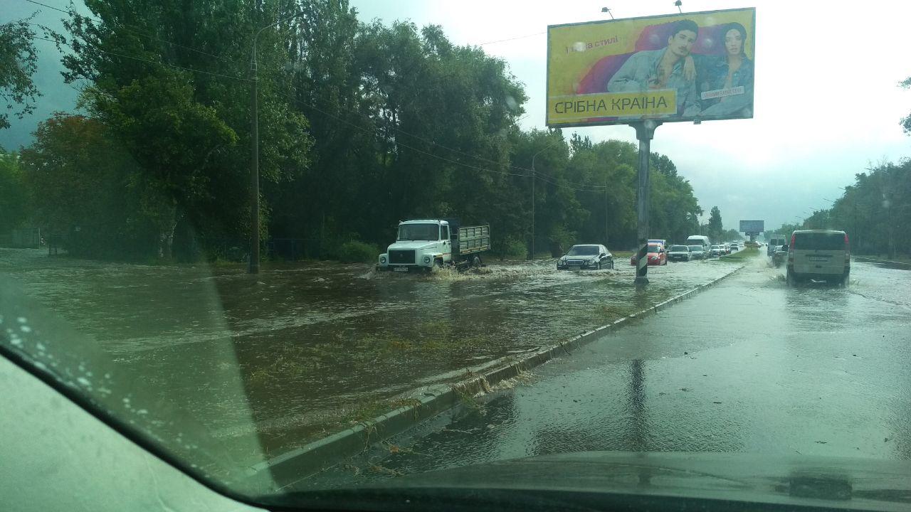Новость - События - Непогода в Запорожье: из-за дождя затопило дороги (ФОТО, ВИДЕО)