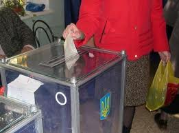 Жители Балабина не голосуют, и не пускают никого на избирательный участок.
Фото ukranews.com.