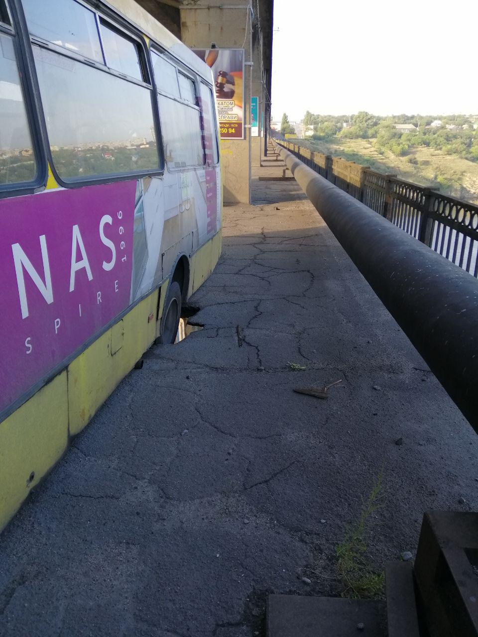 Автобус объезжал ДТП и продырявил мост. Все фото: Патрульная полиция