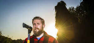 Решил напугать обидчиков ребенка: одессит пришел в школу с топором