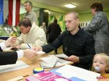 Работники избирательной комиссии хамят горожанам.
Фото gorod.lv.