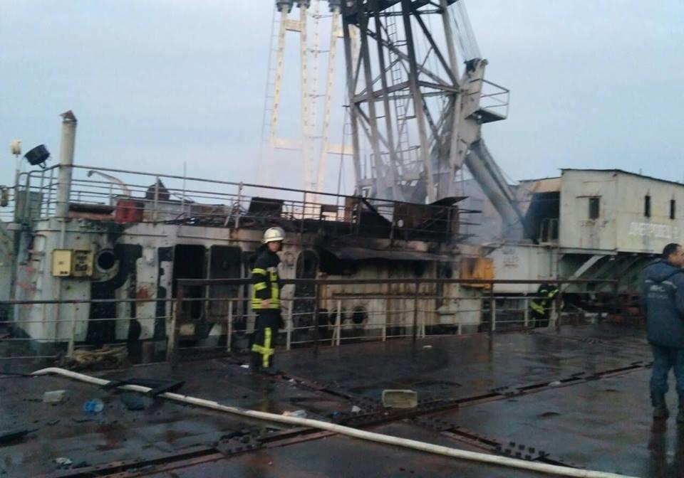 Новость - События - На воде возле Набережной загорелся плавучий кран: пожар тушили два часа (ФОТО)