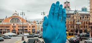 Пандора и Фрекен Бок: как в соцсетях шутят про новую арт-инсталляцию в центре Киева