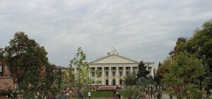 В новом сквере напротив театра Магара собираются установить памятник: объявлено голосование