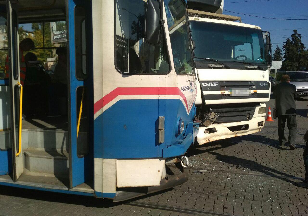 Новость - События - Не поделили дорогу: в Вознесеновском районе столкнулись грузовик и трамвай