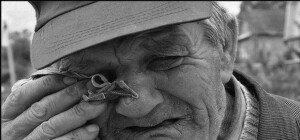 Веником по лицу: под Харьковом женщина избила старика в доме престарелых