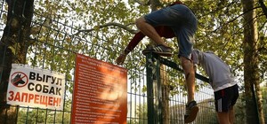 Фотофакт: в Симферополе за заборы прячут стадионы - жители недовольны