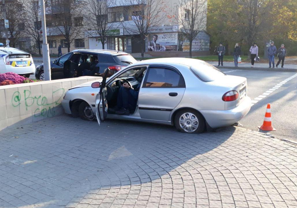 Новость - События - ДТП на Металлургов: легковушка столкнулась с внедорожником и влетела в ограждение