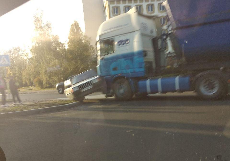 Новость - События - ДТП в Днепровском районе: грузовик влетел в легковушку (ФОТО)