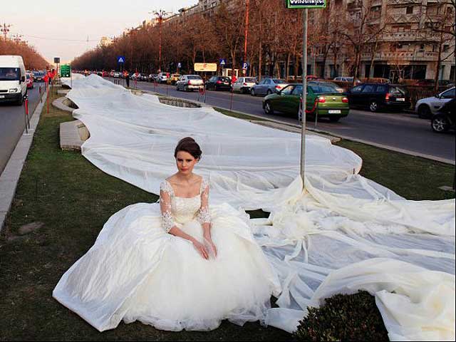 Новость - События - Новый рекорд: дизайнер из Запорожья создала платье с самым длинным шлейфом