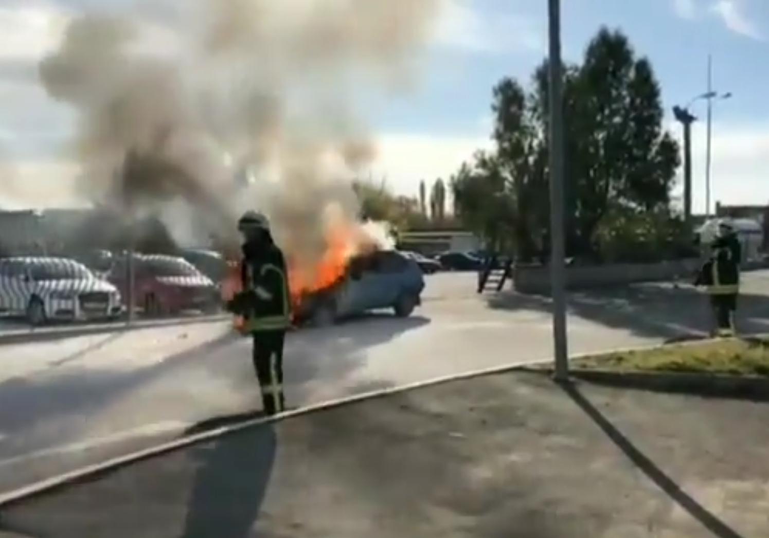 Новость - События - На Набережной загорелась легковушка: тушить приехали две пожарные машины (ВИДЕО)
