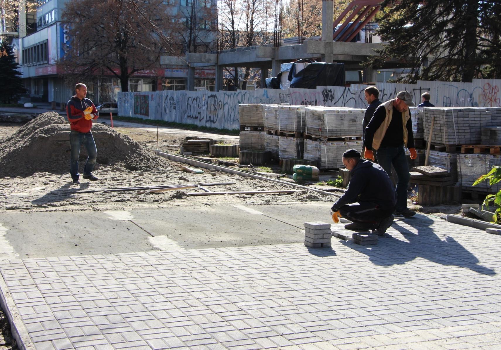 Новость - События - Теперь не придется спотыкаться: в Александровском районе на проспекте Соборном начали ремонт тротуара