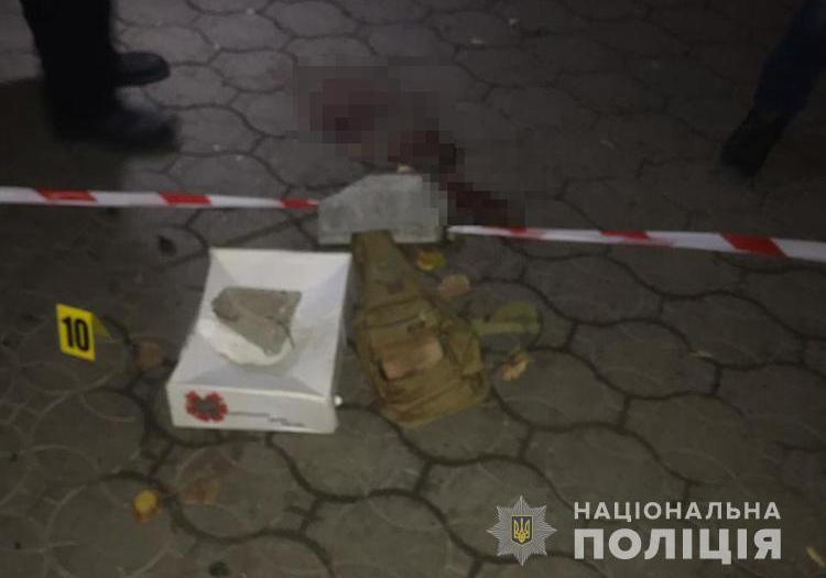 Новость - События - В Бердянске мужчина пытался дать валютчикам фальшивые деньги и устроил перестрелку: ранения получили два человека (ВИДЕО)