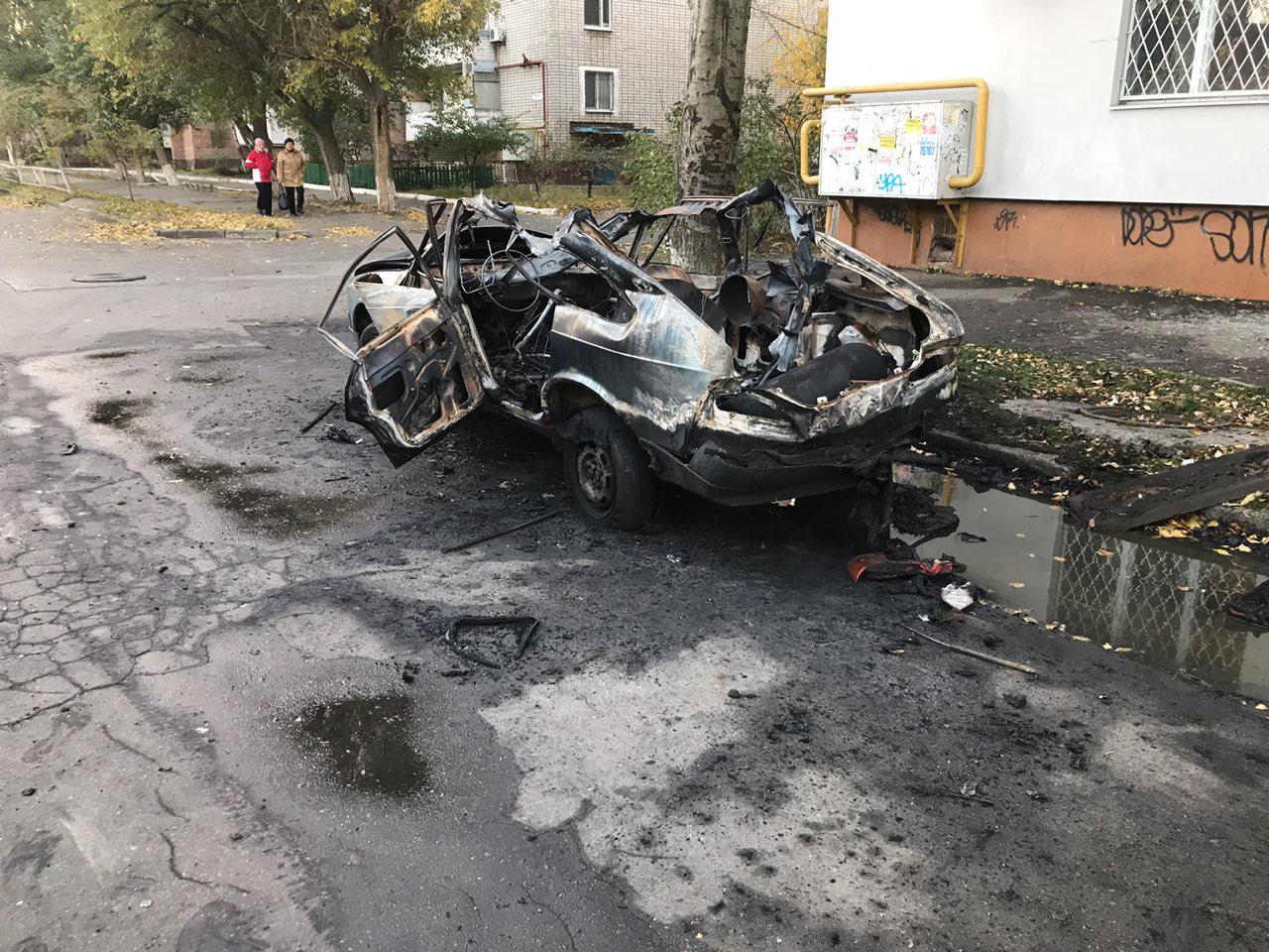 В Бердянске сгорела машина. Все фото: ГСЧС