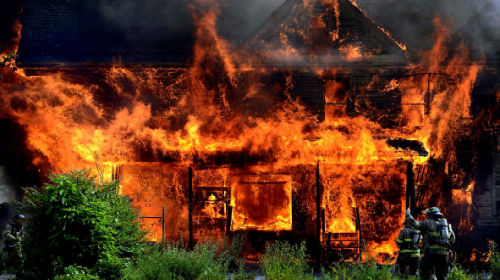 Под Запорожьем горел дом и погибли трое детей. Фото: shutterstock.com