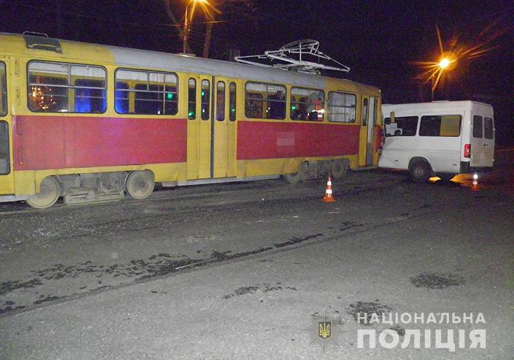 Новость - События - На Шевченковском трамвай протаранил маршрутку: в полиции рассказали подробности ДТП