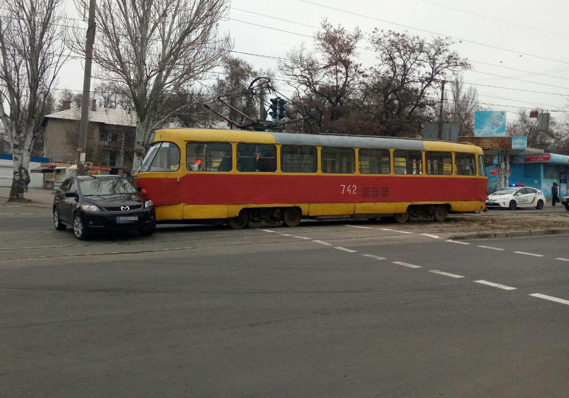 Новость - События - И суток не прошло: на Шевченковском снова произошло ДТП с трамваем