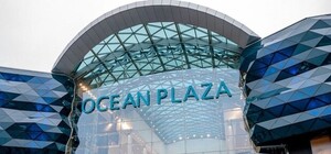 Всех эвакуировали: неизвестные забросали ТРЦ Ocean Plaza дымовыми шашками