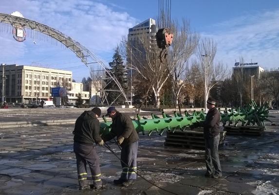 На Фестивальной устанавливают елку | Фото: zp.depo.ua