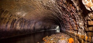 Подземное царство: блогер пробрался в тоннель в центре города