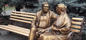 Перенесли на новое место: памятник родителям установили в Театральном сквере