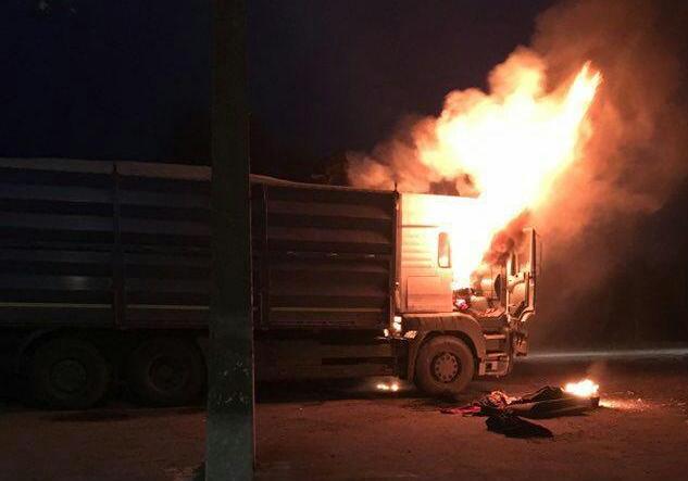 Новость - События - На трассе под Запорожьем произошел пожар: загорелся грузовик (ФОТО)