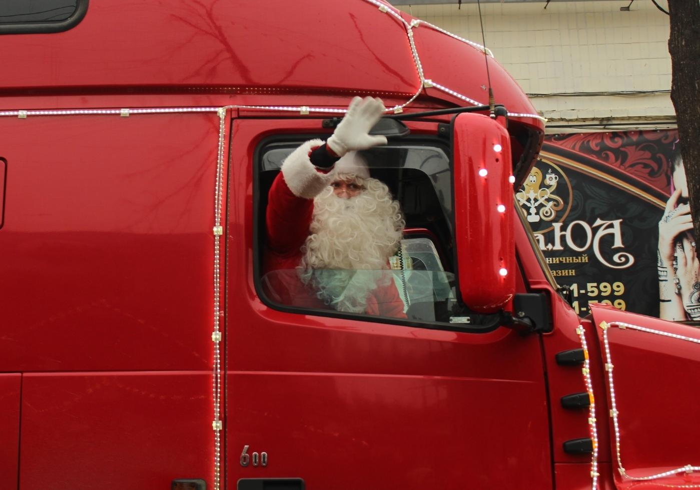 Новость - Досуг и еда - Свято наближається: в Запорожье приехал праздничный грузовик Coca-Cola (ФОТО)
