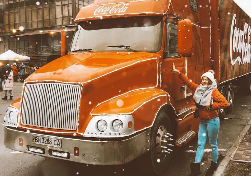 Запорожцы фотографируются с грузовиком "Кока-Кола". фото: @n_kolyada