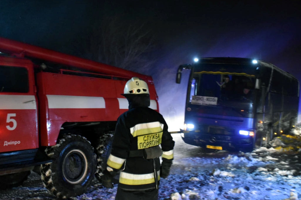 Спасатели вытащили автобус из снежного плена. Фото: ГСЧС