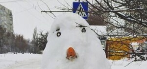 Шварценеггер, крестоносец и свиньи: харьковчане лепят креативных снеговиков