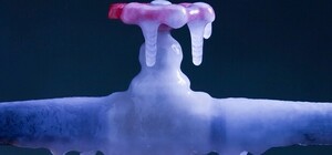 Трубы сохнут: в Симферополе прорвало водопровод