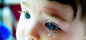 Подожгла дверь сигаретой: в Харькове у пьяной мамы забрали годовалого сына