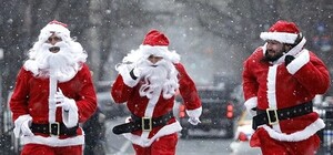 Забавно: в Днепре моржевали Санта-Клаусы (видео)