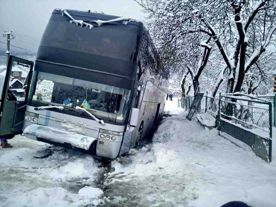 Новость - События - Везут на буксире: на трассе возле Днепра застрял автобус с 28 пассажирами из Запорожья