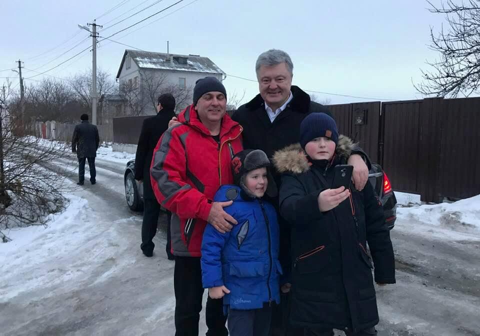 Новость - События - Рыдал на всю Бориспольскую: Порошенко вышел из президентского кортежа, чтобы сфотографироваться с ребенком