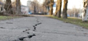 Упс: в Бердянске треснула дорога (фото)