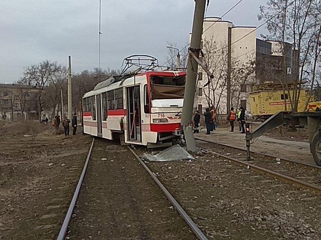 Видео того, как трамвай сошел с рельсов на Пушкина