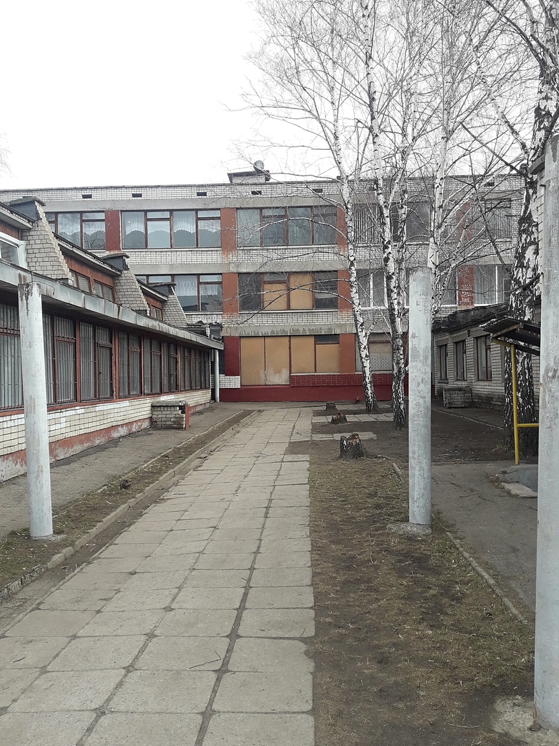 Школа в Коммунарском районе напоминает гетто. Фото: пользователи Типичного Запорожья