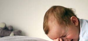 Чихал и кашлял: в Борисполе младенец чуть не замерз до смерти из-за пьяного отца